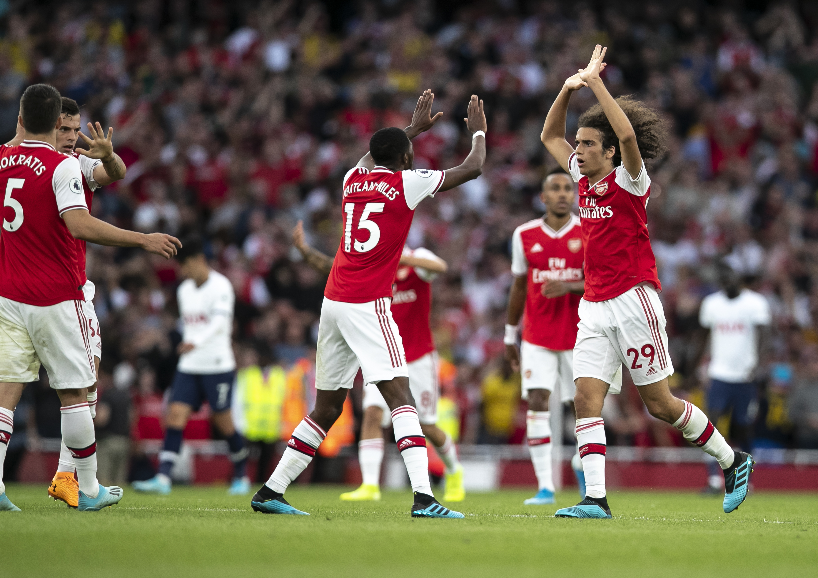 紧张与深夜会议……哈维·阿隆索的未来悬而未决