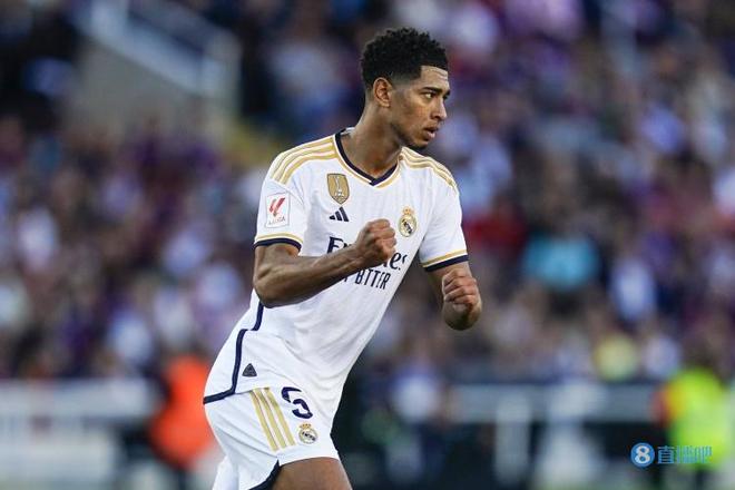 足球世界杯主题周边开售，球迷抢购